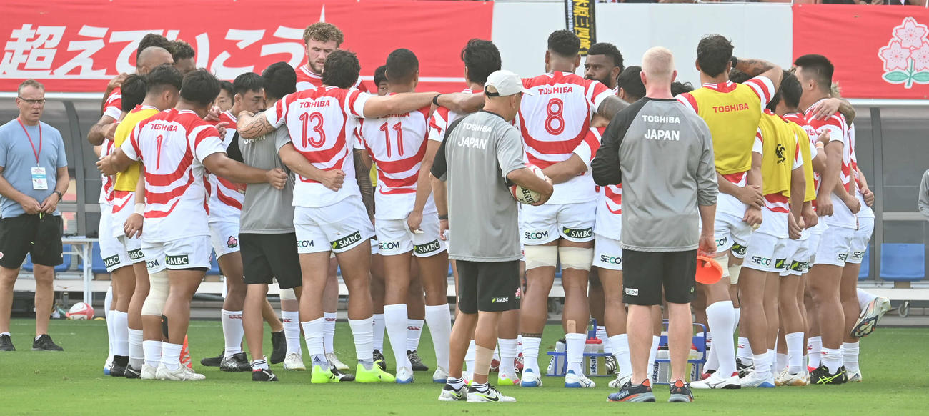 ウェールズ戦の前日練習で円陣を組む日本代表メンバー（撮影・飯岡大暉）