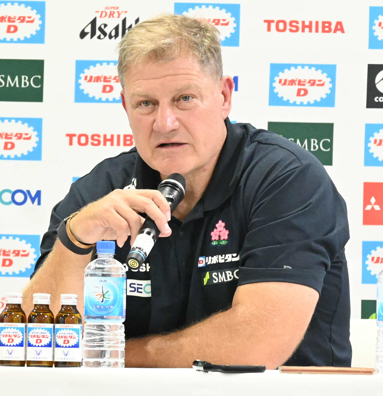 ウェールズ戦へ意気込みを語る日本代表のニール・ハットリー・コーチングコーディネーター（撮影・飯岡大暉）