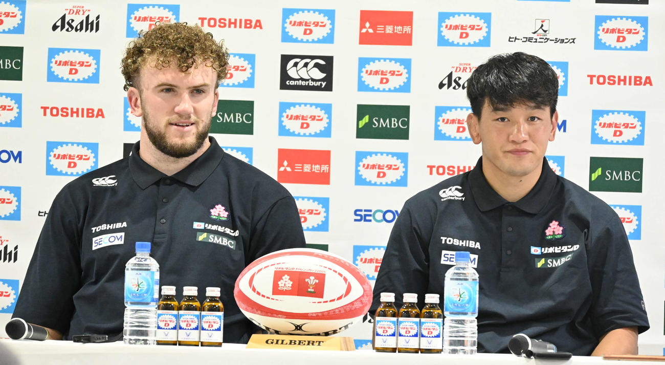 ウェールズ戦へ意気込みを語る日本代表のワーナー・ディアンズ（左）と李承信（撮影・飯岡大暉）