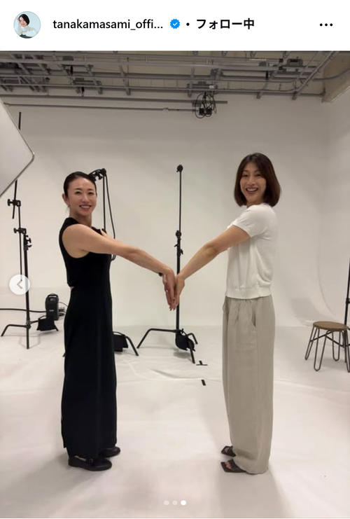 なんですか！この美女お二人は」黒ワンピース姿の田中雅美さんが後輩