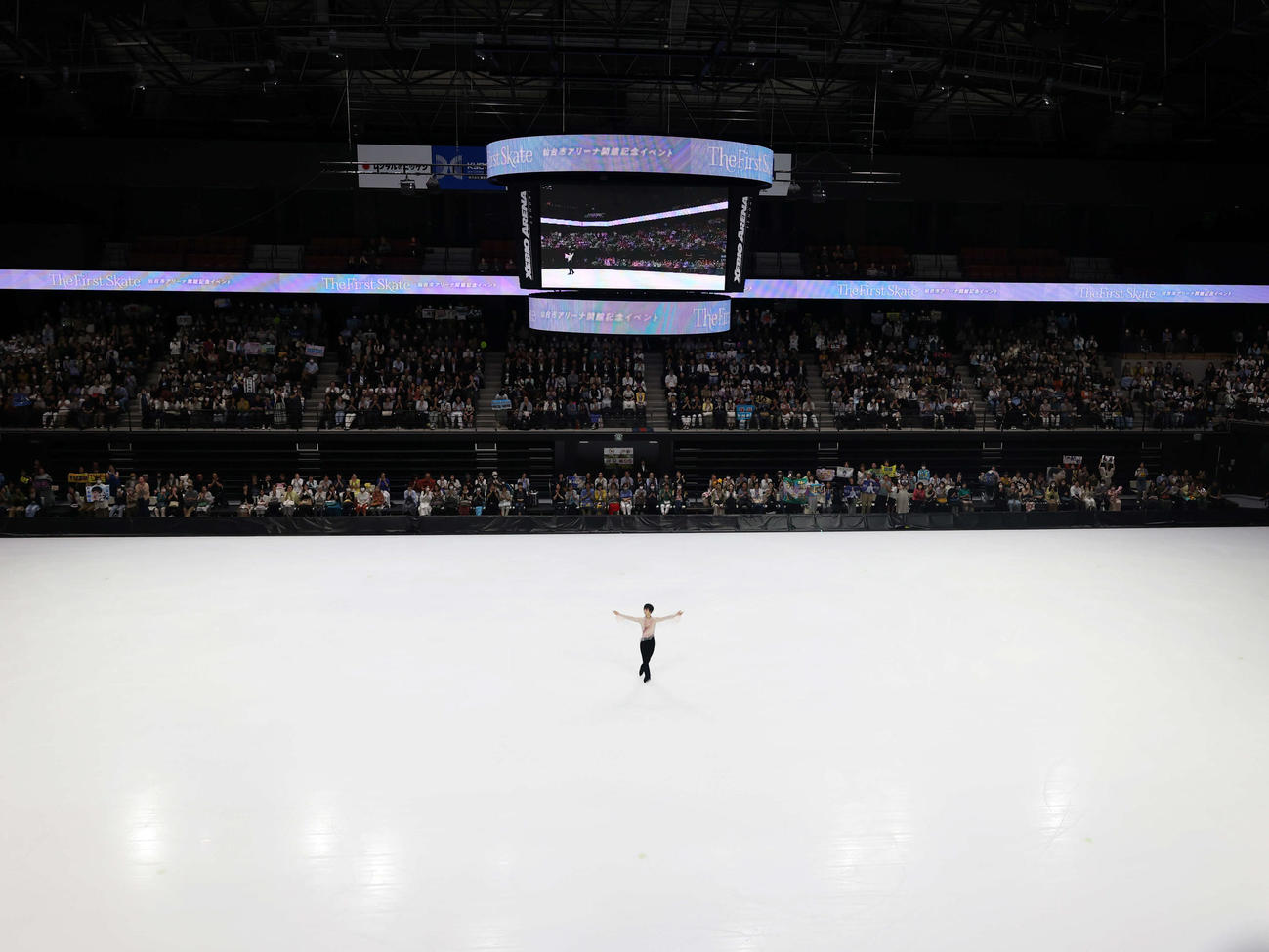 「The First Skate」で演技後、声援を浴びる羽生（撮影・増田悦実）