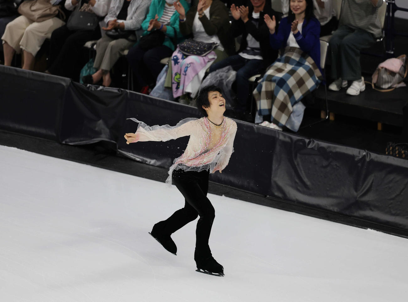 「The First Skate」お客さんの近くを笑顔で滑る羽生（撮影・増田悦実）