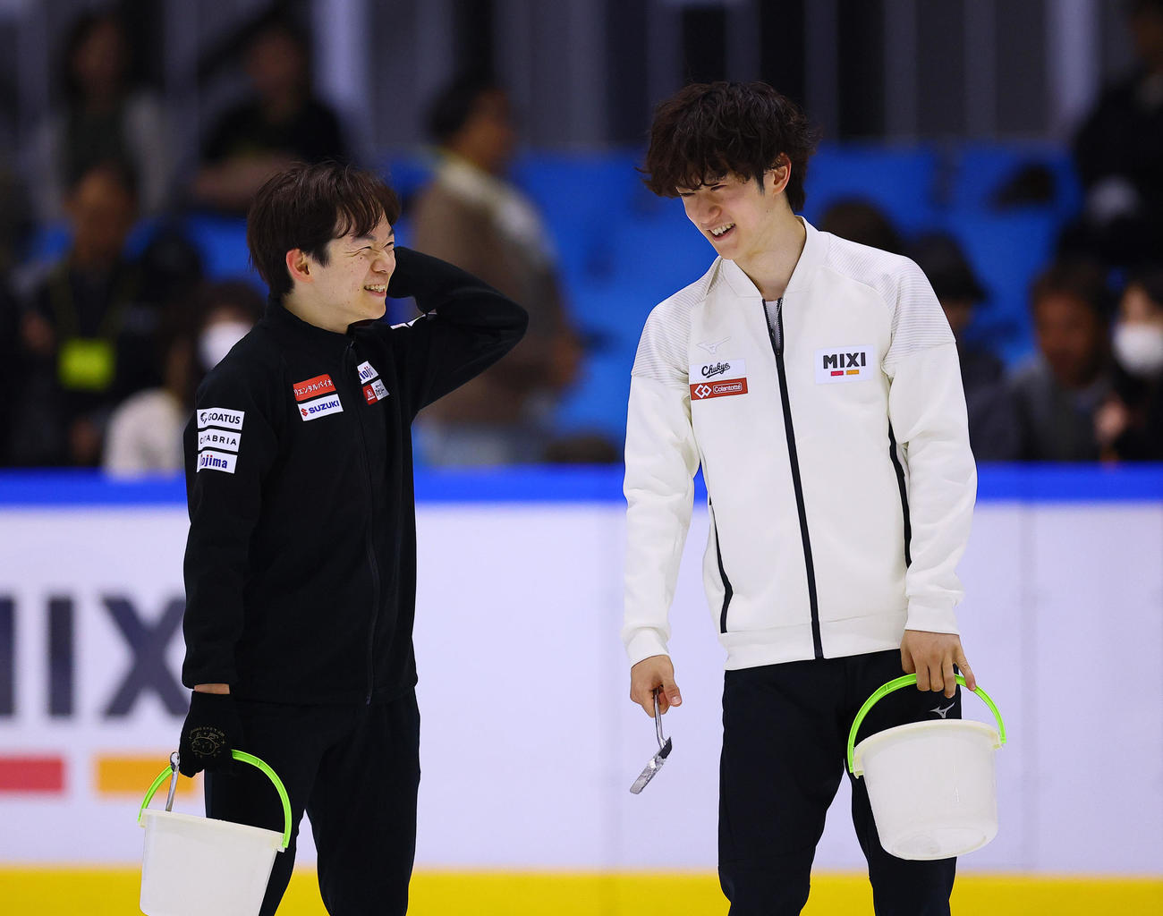フィギュアの五輪対策合宿公開練習を終え、笑顔を見せる鍵山優真（左）と山本草太（撮影・藤尾明華）