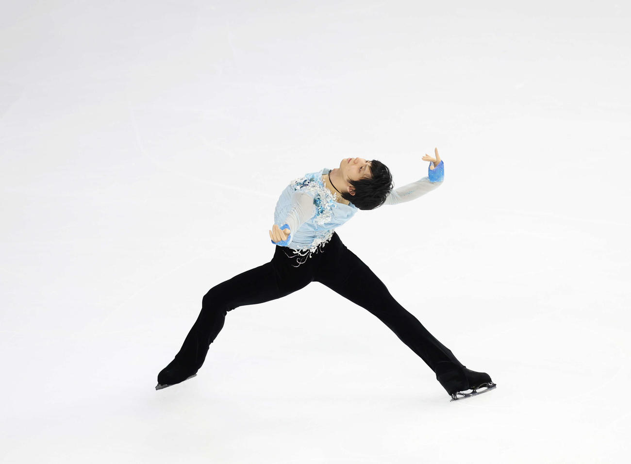 「The First Skate」でイナバウアーを見せる羽生（撮影・増田悦実）
