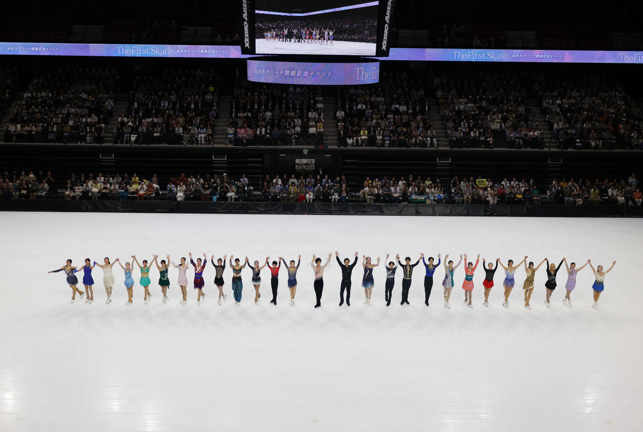 「The First Skate」フィナーレでお客さんに手を振る羽生ら出演者（撮影・増田悦実）