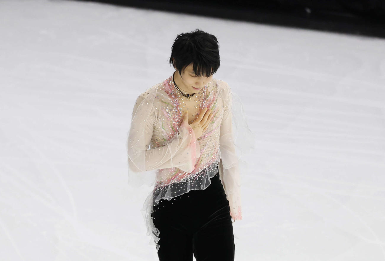 「The First Skate」で演技後、胸に手を当てる羽生（撮影・増田悦実）