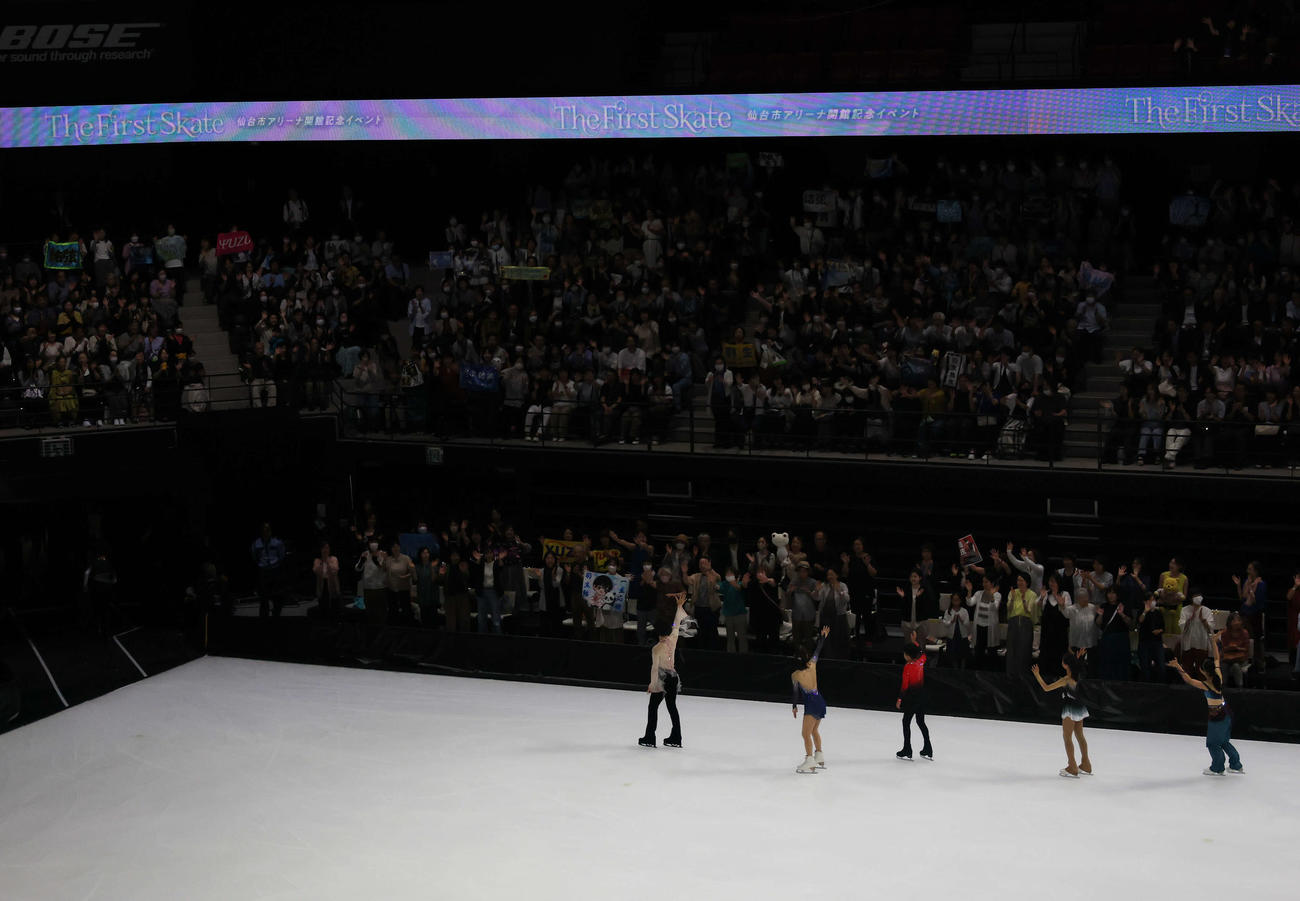 「The First Skate」でお客さんにあいさつまわりをする羽生（先頭）（撮影・増田悦実）