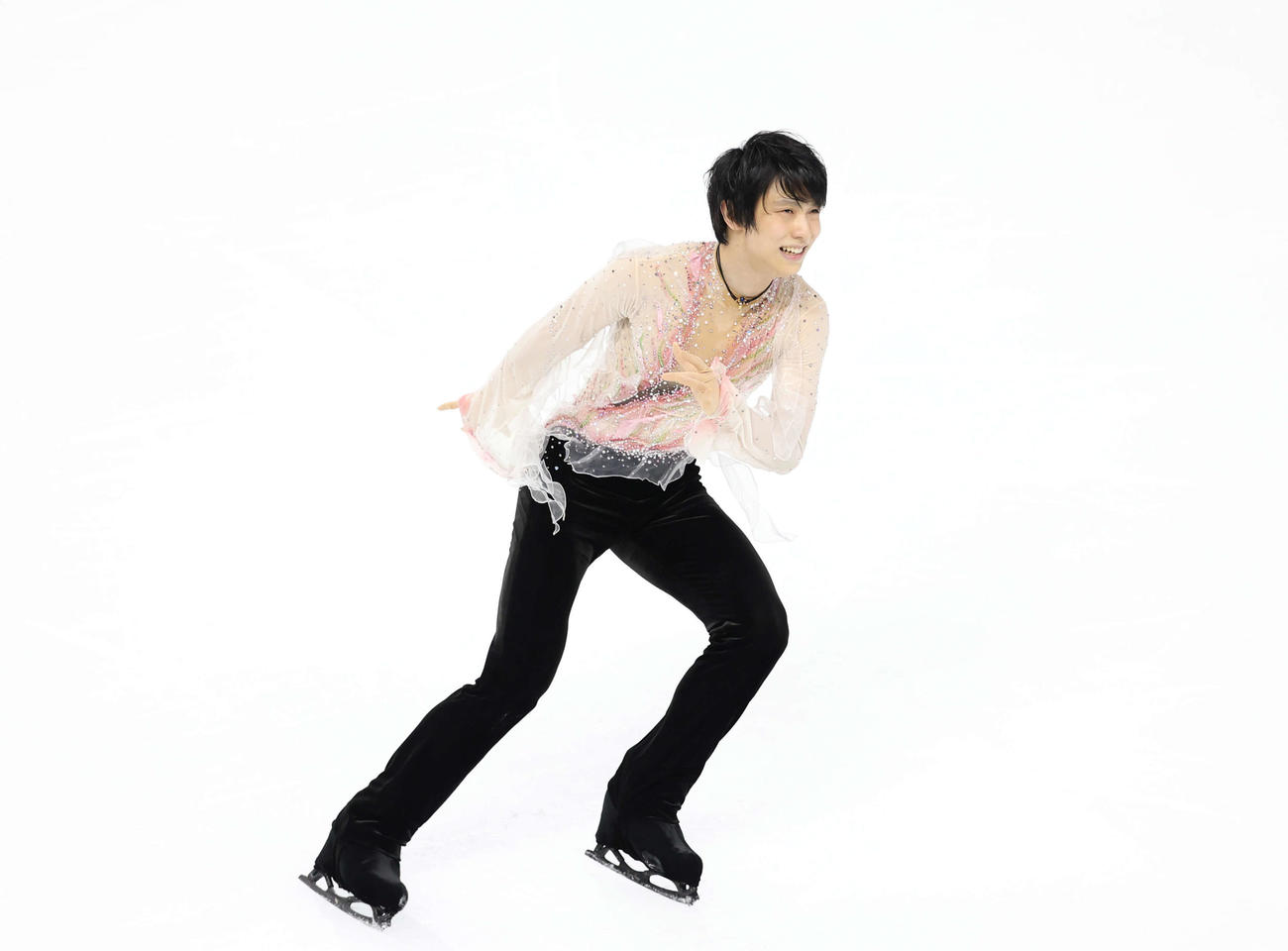 「The First Skate」でお客さんの歓声に答え再登場し笑顔で滑る羽生（撮影・増田悦実）