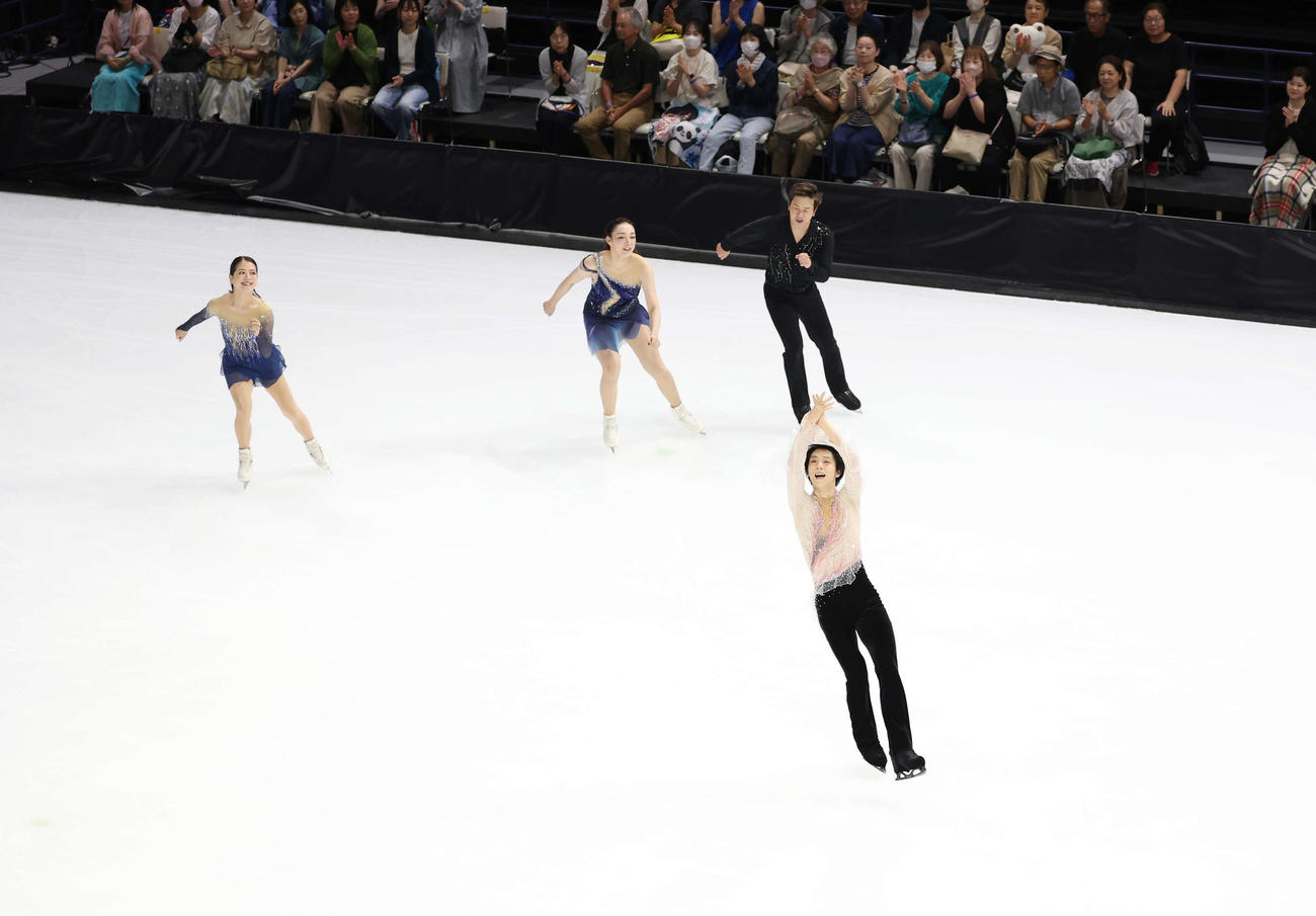 「The First Skate」　フィナーレでリンクに登場した羽生（手前）、後ろ左から鈴木、本郷、本田（撮影・増田悦実）