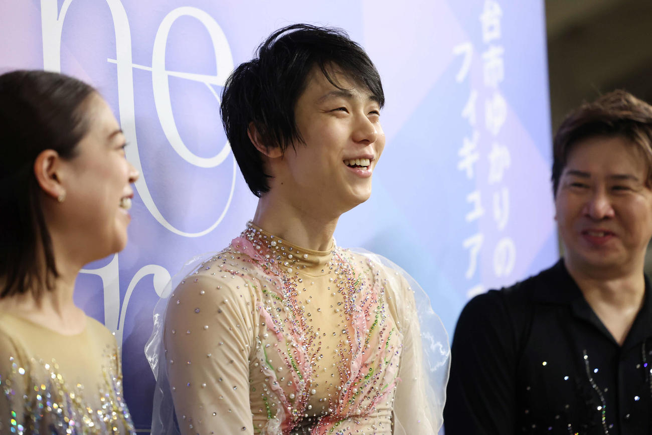 「The First Skate」　囲み取材で笑顔を見せる羽生結弦さん（中央）（撮影・増田悦実）