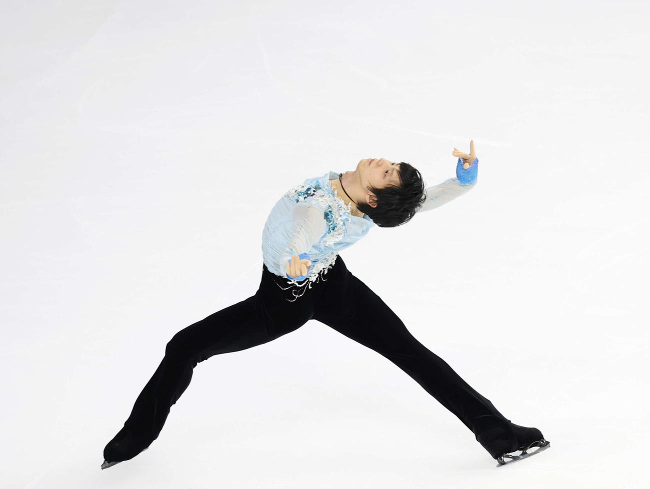 「The First Skate」でイナバウアーを見せる羽生結弦さん（撮影・増田悦実）