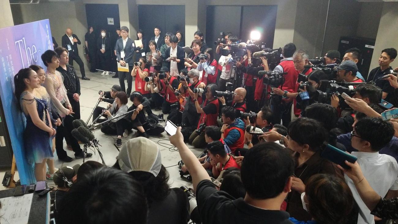 仙台市アリーナ開館記念イベントのアイスショーに出演後、メディア39社に囲まれる左端の手前から本郷理華さん、鈴木明子さん、羽生結弦さん、本田武史さん（撮影・木下淳）