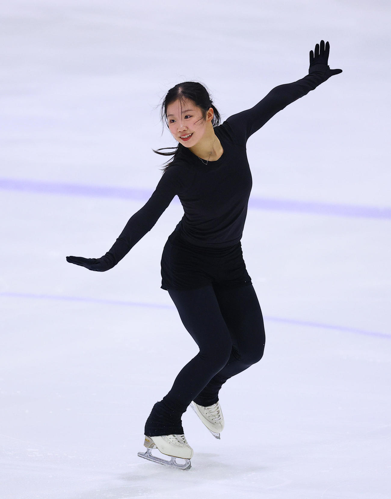 フィギュアの五輪対策合宿公開練習で、演技を披露する中井亜美（撮影・藤尾明華）