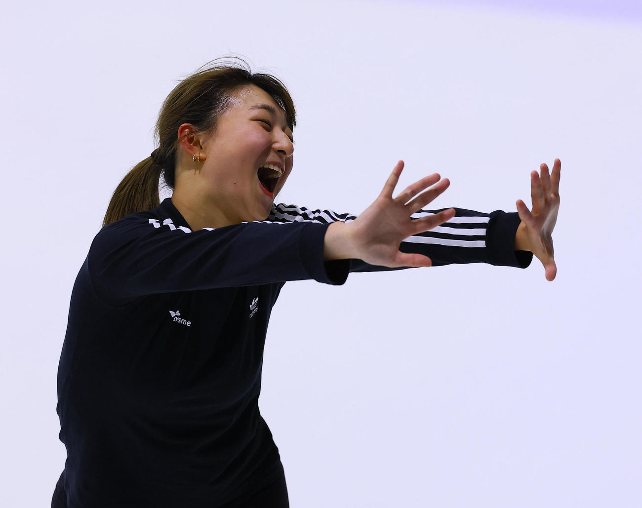 フィギュアの五輪対策合宿公開練習で、演技を披露しファンに手を振る坂本花織（撮影・藤尾明華）