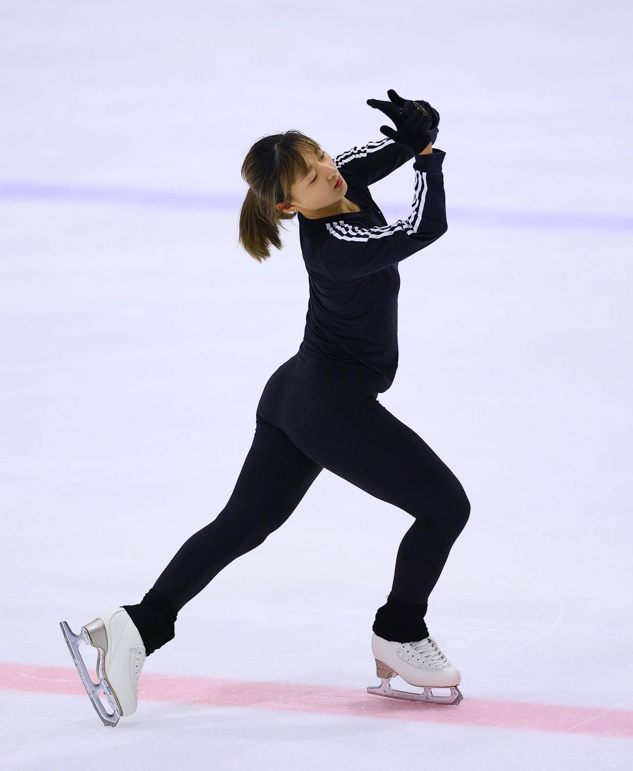 フィギュアの五輪対策合宿公開練習で、演技を披露する坂本花織（撮影・藤尾明華）