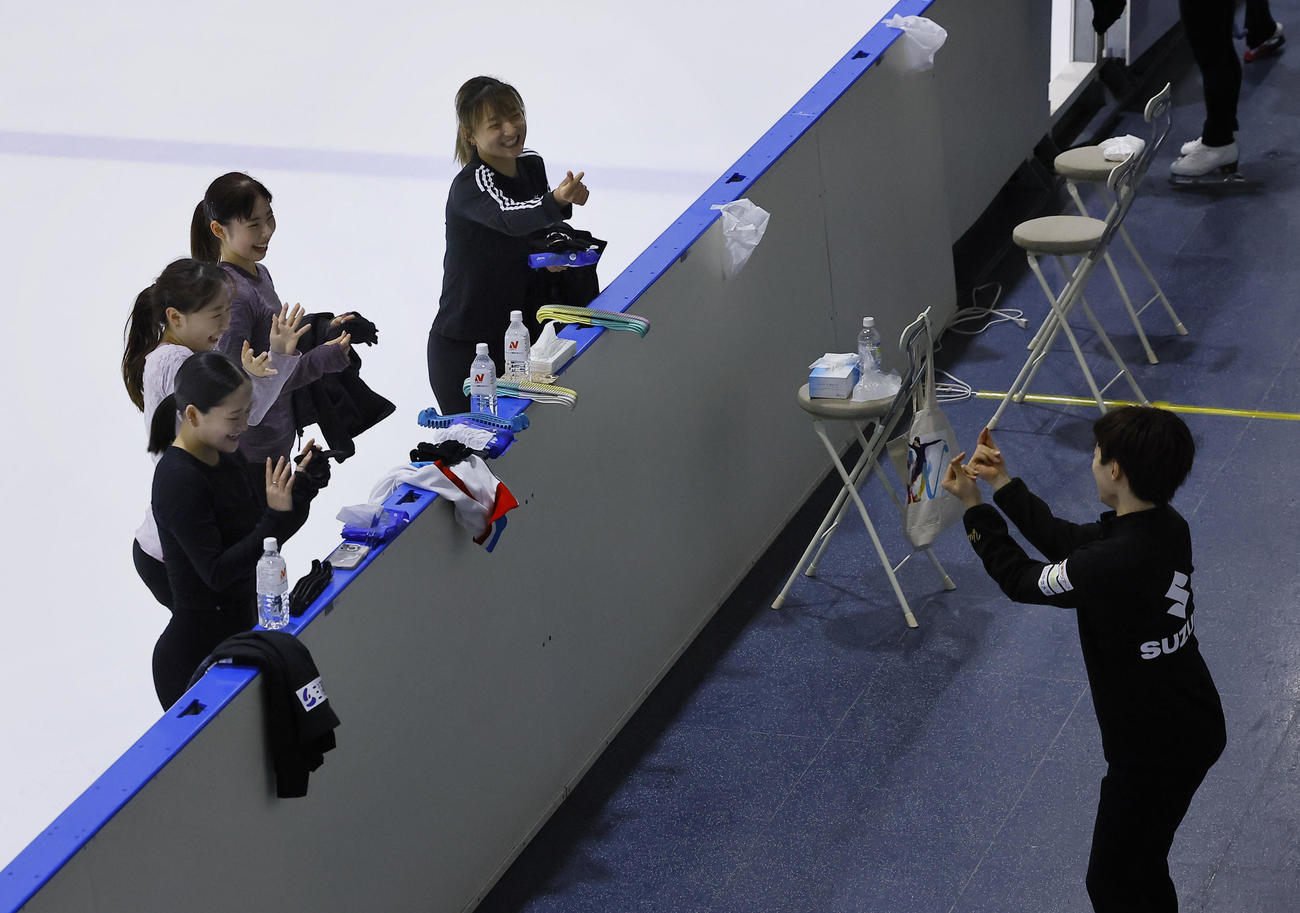 フィギュアの五輪対策合宿公開練習で、鍵山優真（右）に手を振る（左手前から）渡辺倫果、松生理乃、住吉りをん、坂本花織（撮影・藤尾明華）