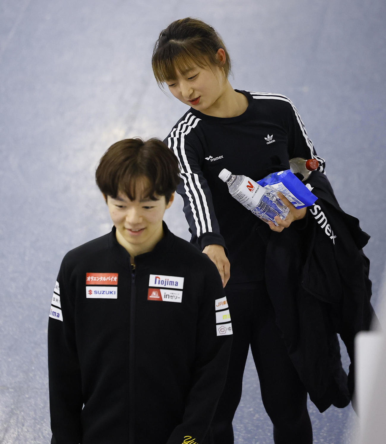 フィギュアの五輪対策合宿公開練習で、鍵山優真の背中を見る坂本花織（撮影・藤尾明華）