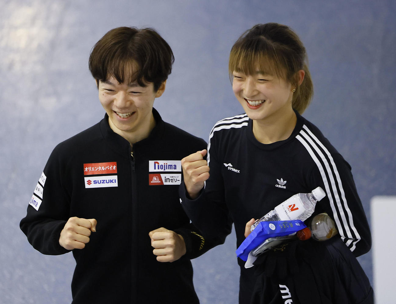 フィギュアの五輪対策合宿公開練習で、笑顔を見せる鍵山優真（左）と坂本花織（撮影・藤尾明華）