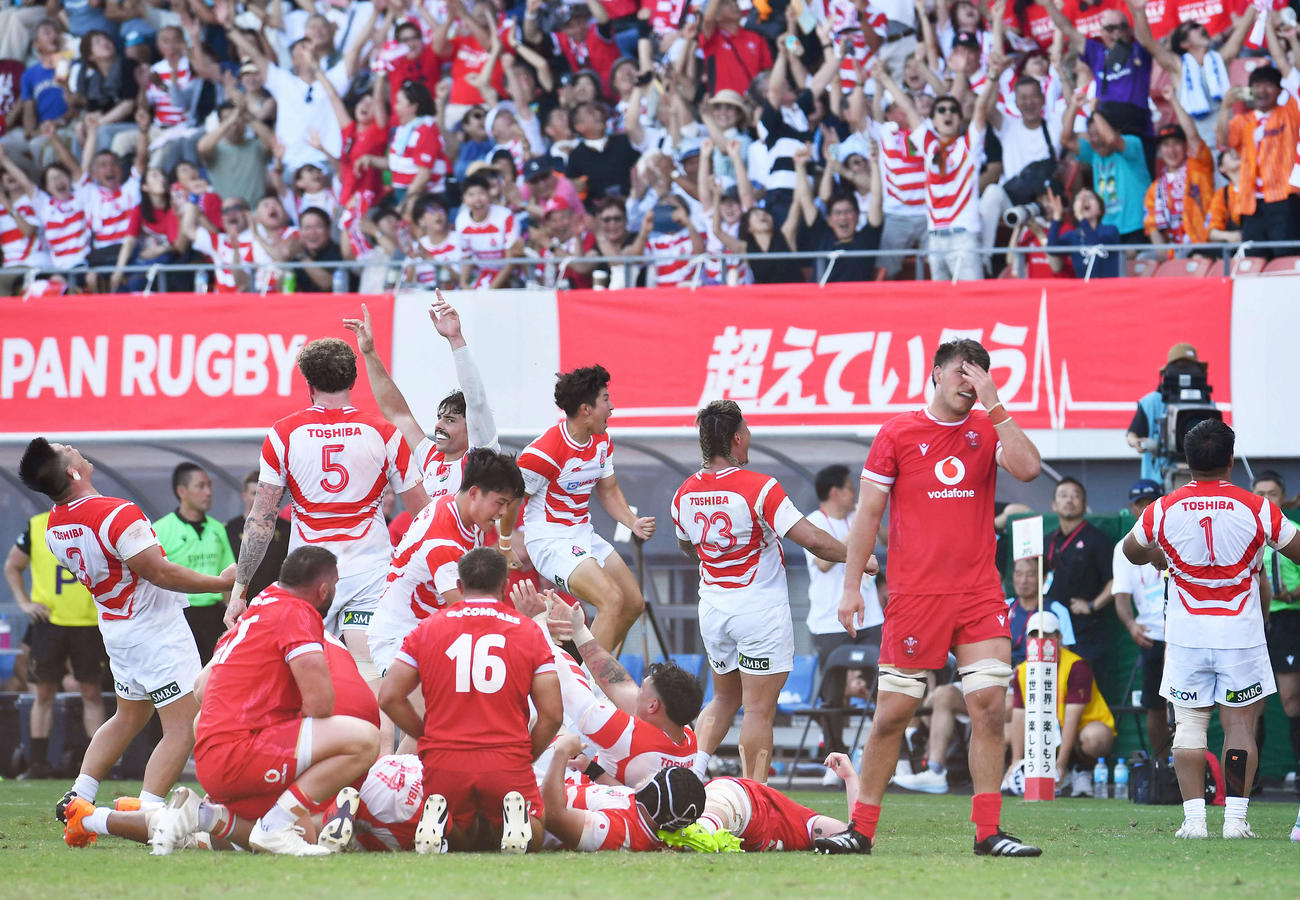 リポビタンDチャレンジカップ日本対ウェールズ　ウェールズに逆転勝利し、歓喜する日本代表フィフティーン（撮影・岩下翔太）