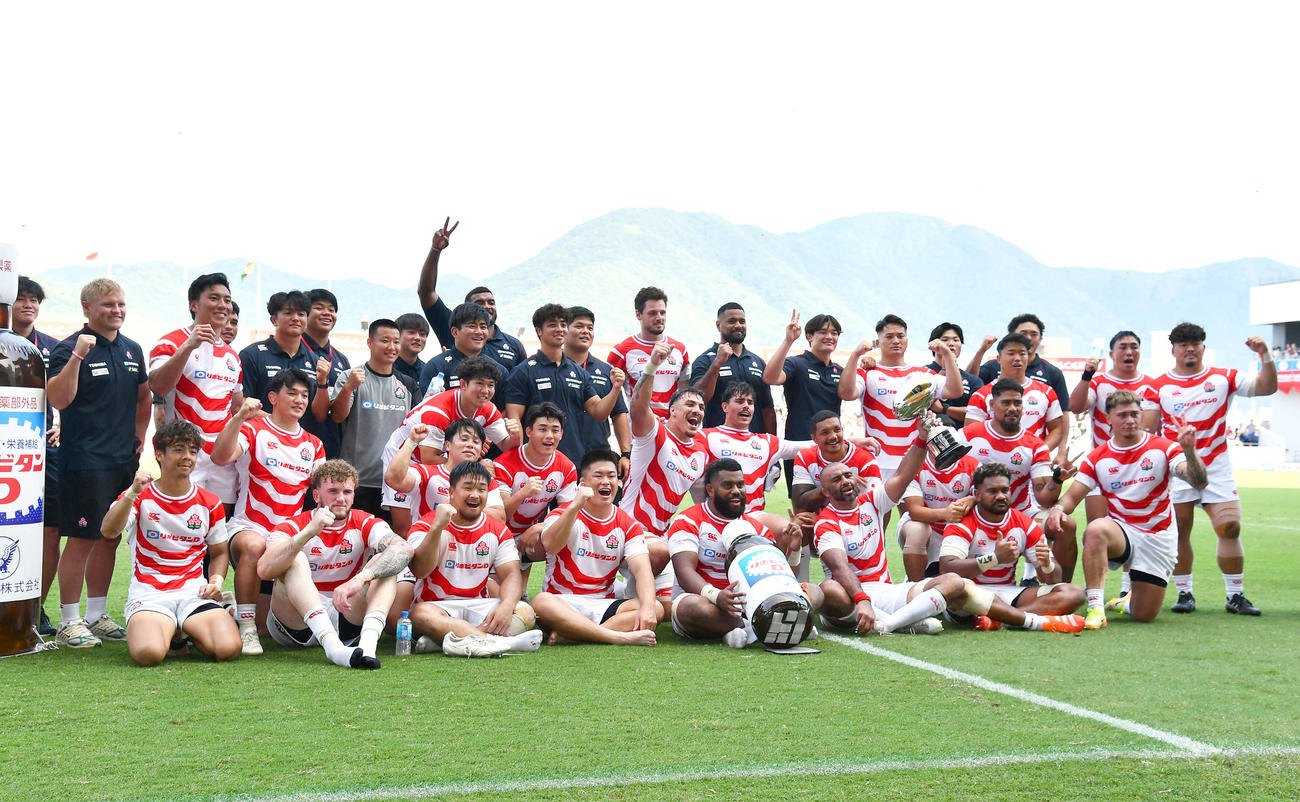 日本対ウェールズ　ウェールズに逆転勝利し、集合写真でガッツポーズする日本代表フィフティーン（撮影・岩下翔太）