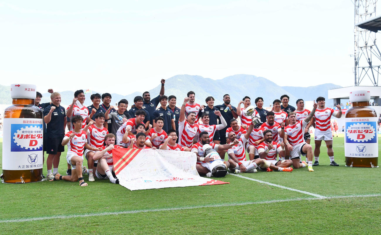 日本対ウェールズ　ウェールズに逆転勝利し、集合写真でガッツポーズする日本代表フィフティーン（撮影・岩下翔太）