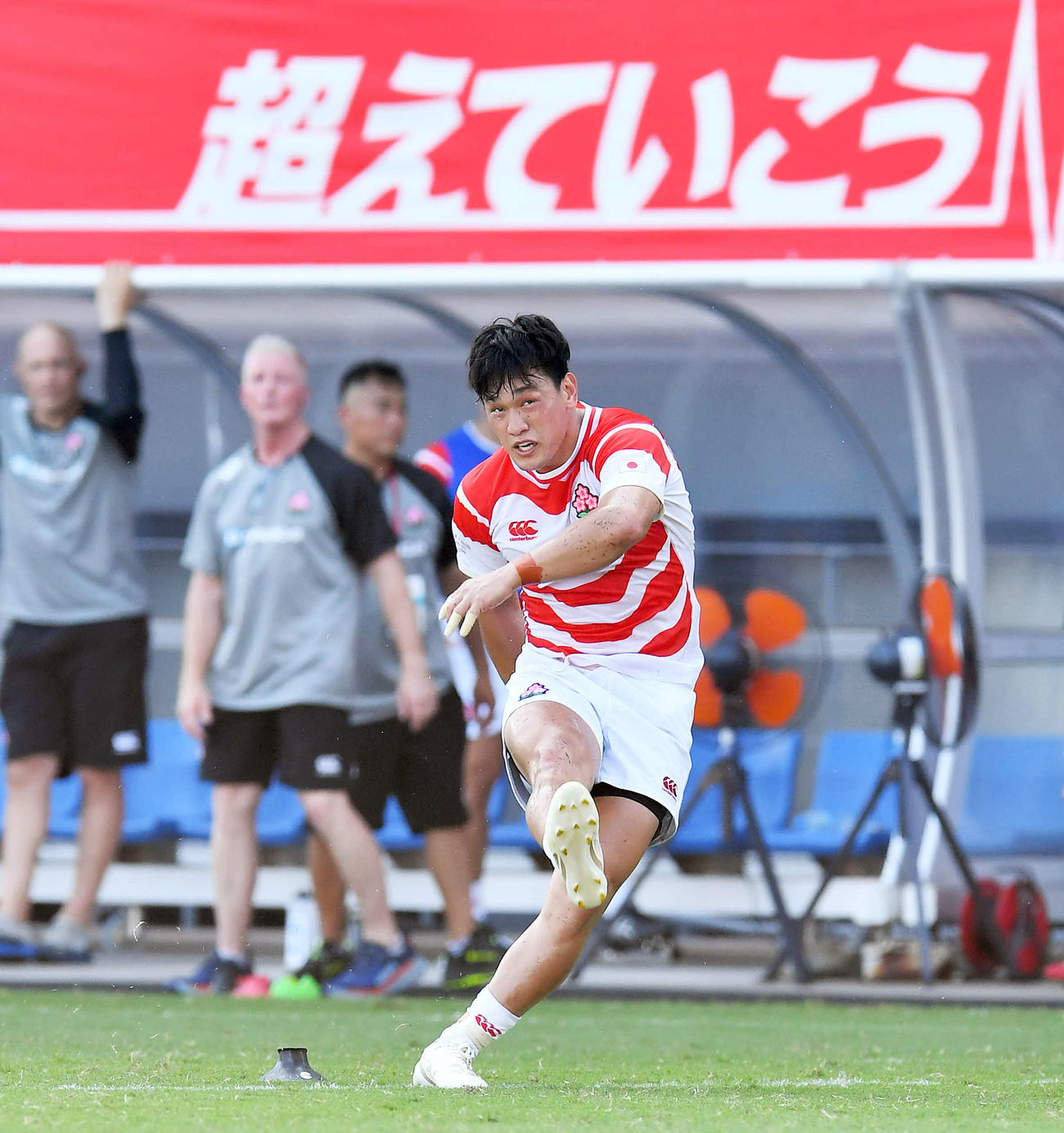 リポビタンDチャレンジカップ日本対ウェールズ　後半、ゴールキックを決める日本代表SO李承信（撮影・岩下翔太）