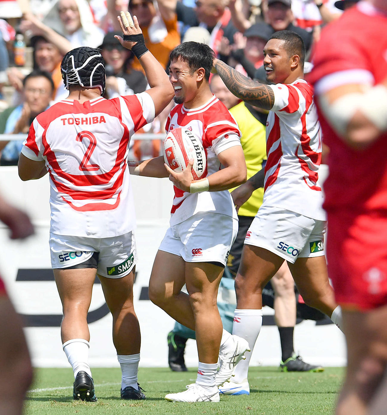 日本対ウェールズ　前半、トライを決めた日本代表FB松永拓朗（中央）は笑顔を見せる（撮影・岩下翔太）