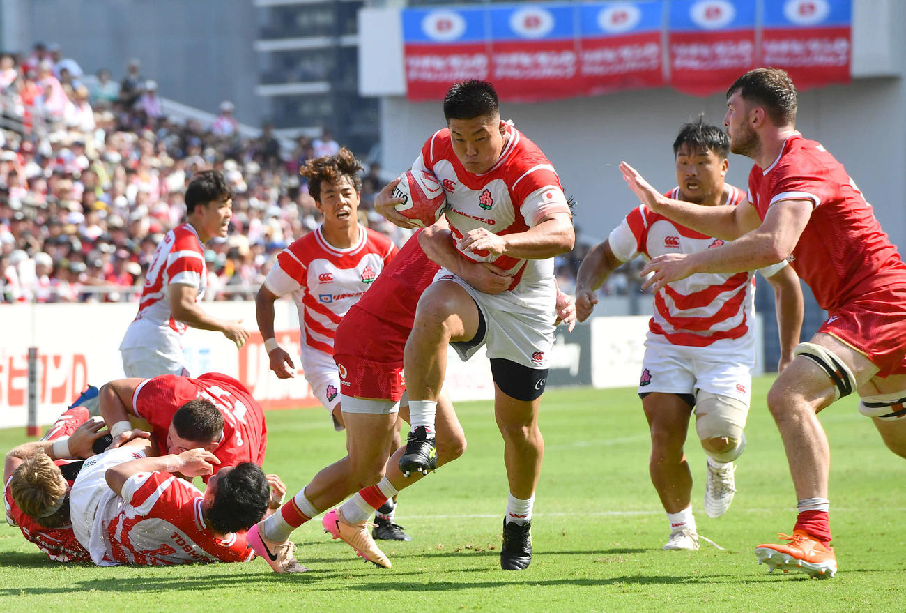 日本対ウェールズ　後半、攻め込む日本代表PR竹内柊平（撮影・岩下翔太）