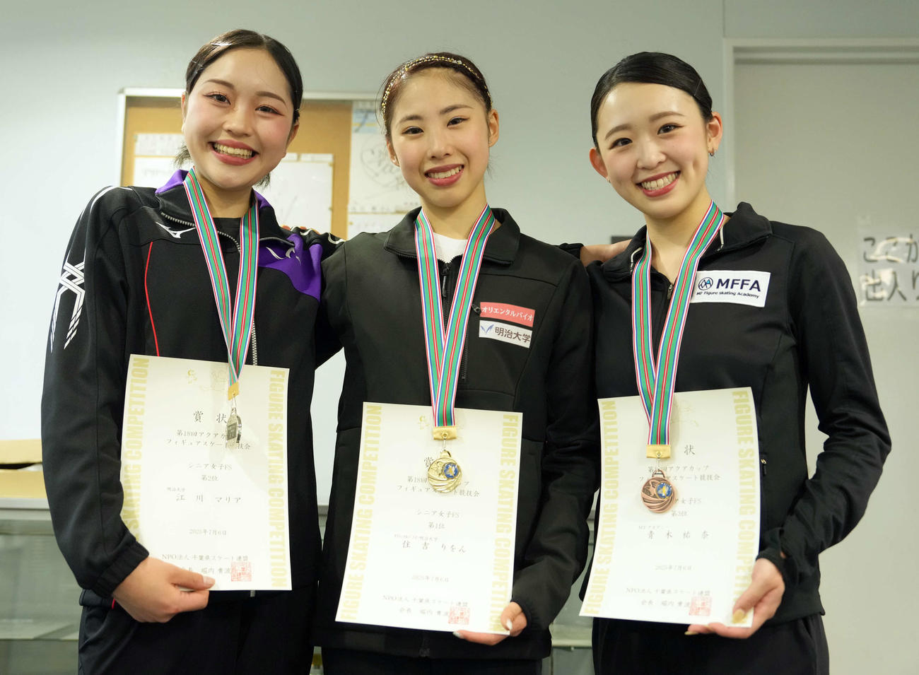 シニア女子の表彰で記念撮影に納まる、優勝した住吉りをん（中央）。左から2位の江川マリア、1人おいて3位の青木祐奈（撮影・たえ見朱実）