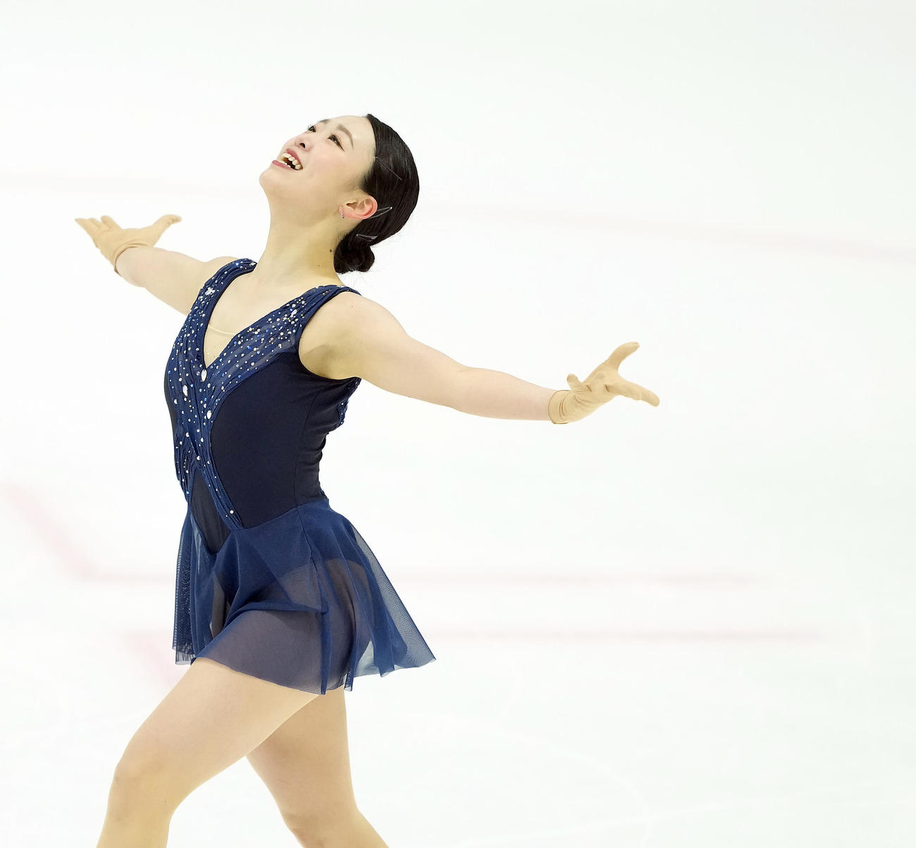 シニア女子　演技中、笑顔を見せる青木祐奈（撮影・たえ見朱実）