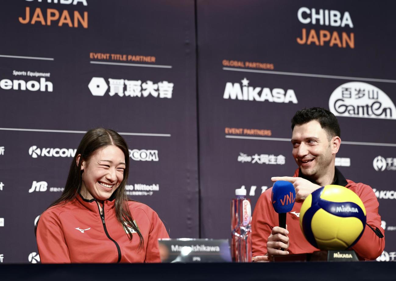 前日会見で笑顔を見せる石川真佑（左）とアクバシュ監督（撮影・河田真司）