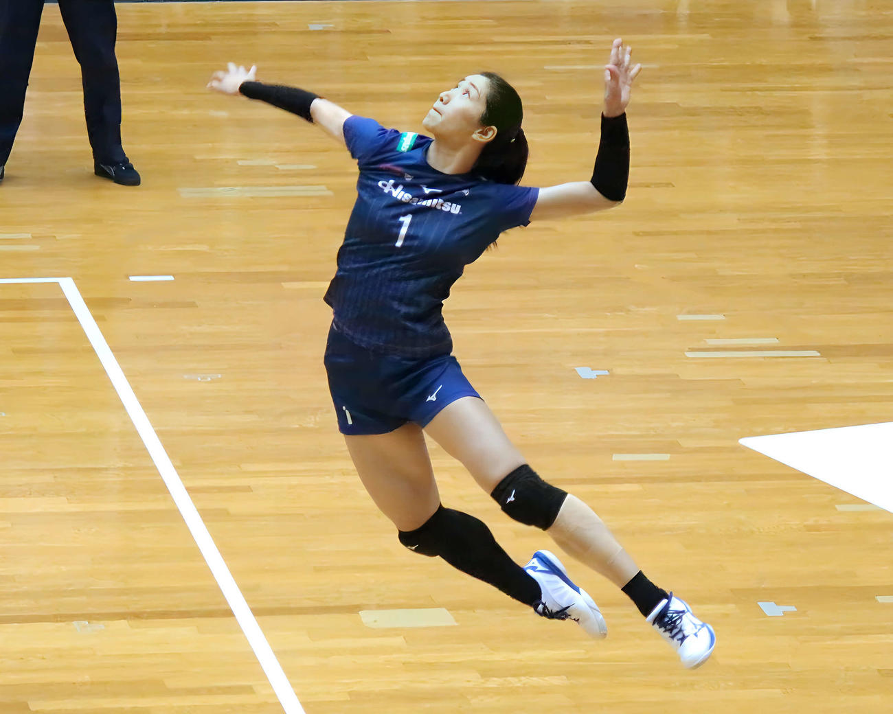 サーブを打つ久光の長岡（撮影・勝部晃多）