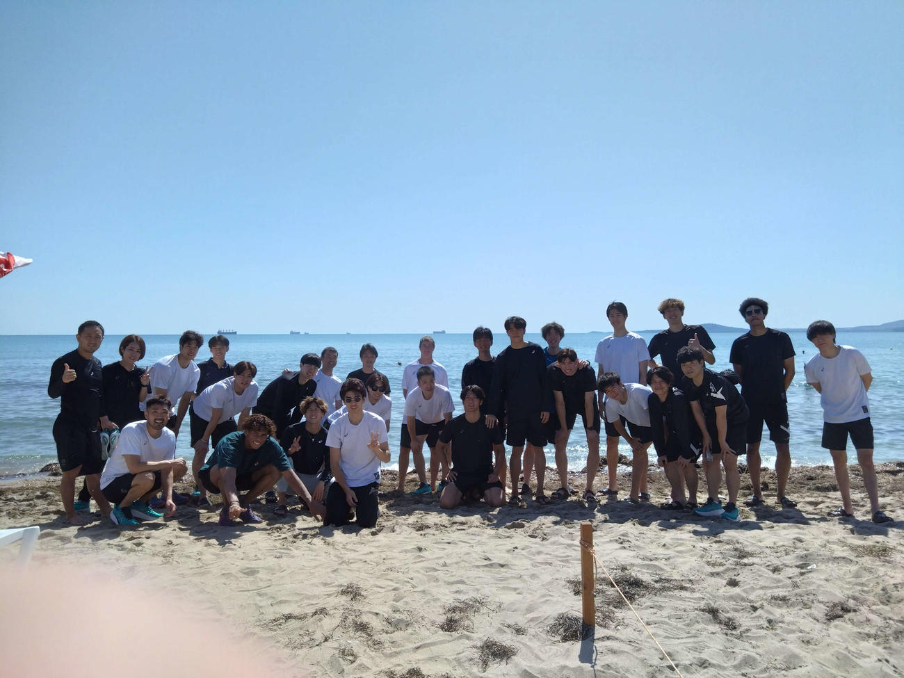 黒海を背に記念撮影する男子日本代表（C）JVA