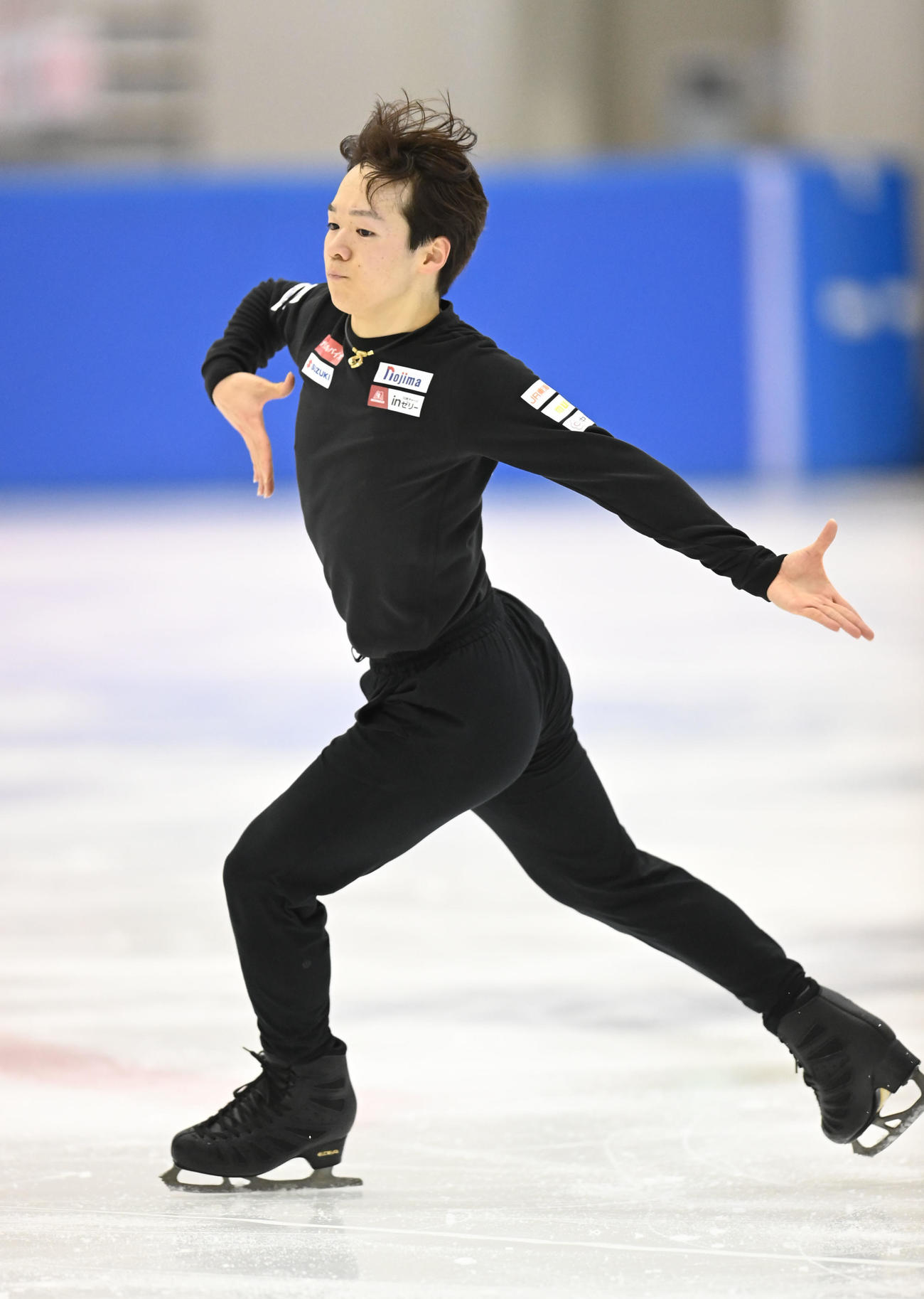 練習を公開し演技を披露する鍵山（撮影・森本幸一）