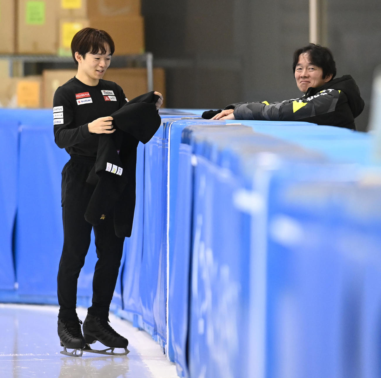 父・正和コーチ（右）と言葉を交わす鍵山（撮影・森本幸一）