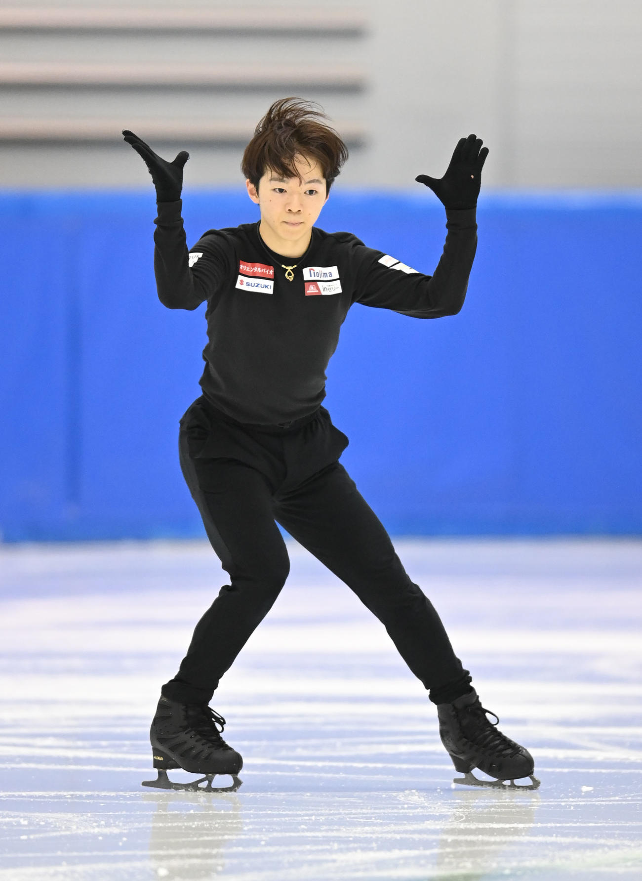 練習を公開し演技を披露する鍵山（撮影・森本幸一）