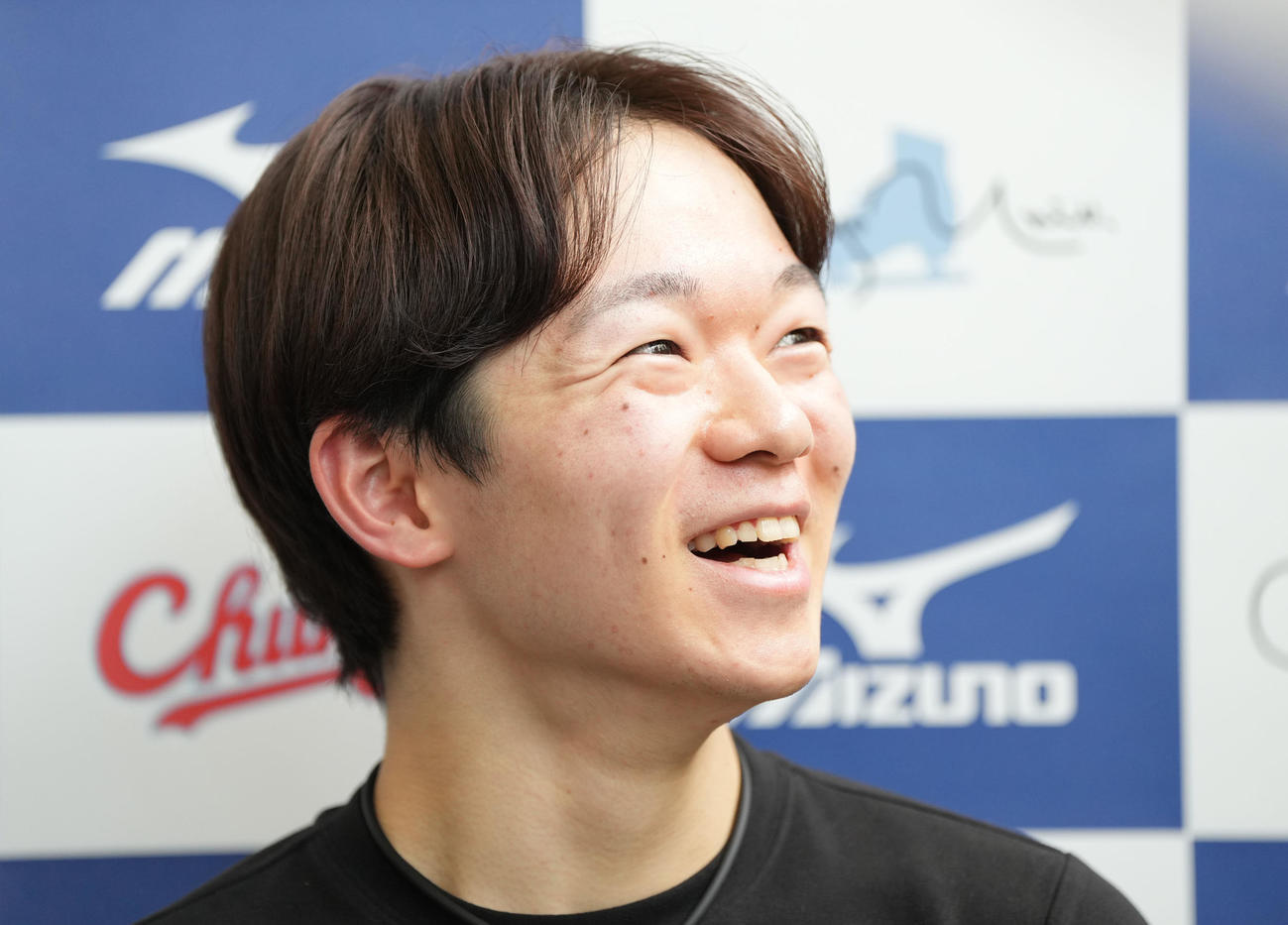 練習後、明るい表情で取材に応じる鍵山（撮影・森本幸一）