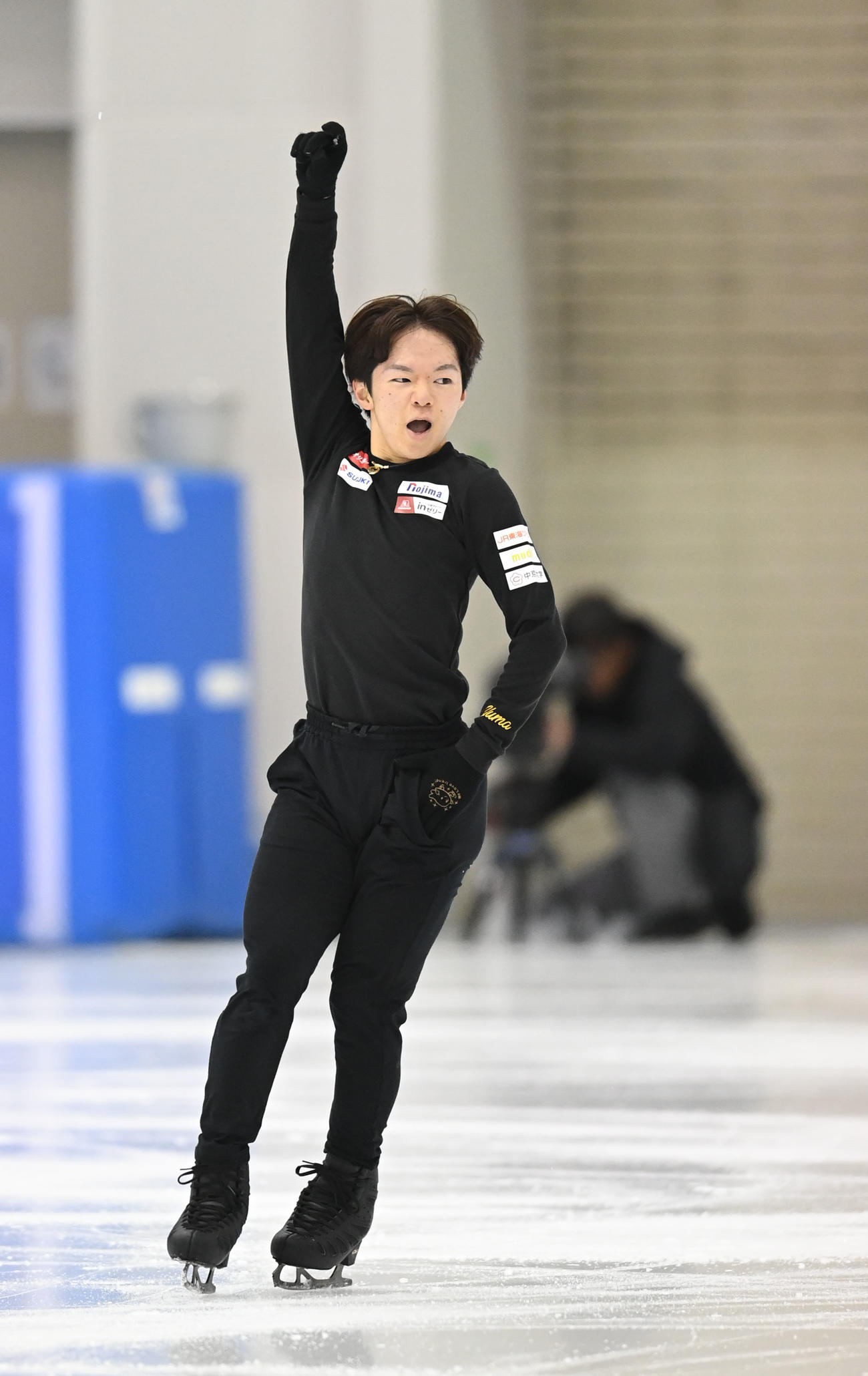 練習を公開し演技を披露する鍵山（撮影・森本幸一）