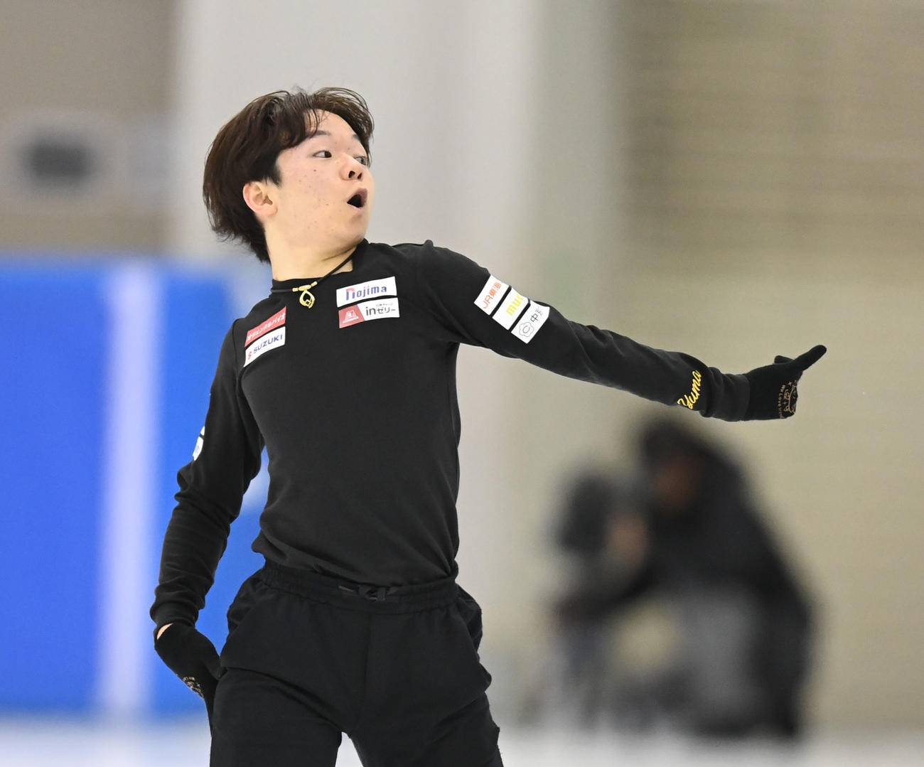 練習を公開し演技を披露する鍵山（撮影・森本幸一）