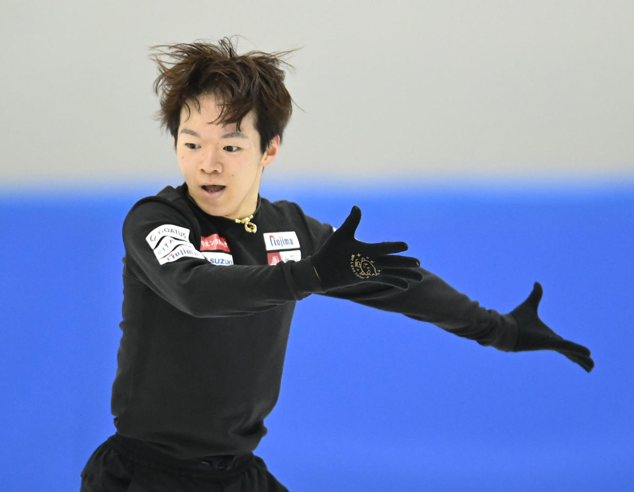 練習を公開し演技を披露する鍵山（撮影・森本幸一）