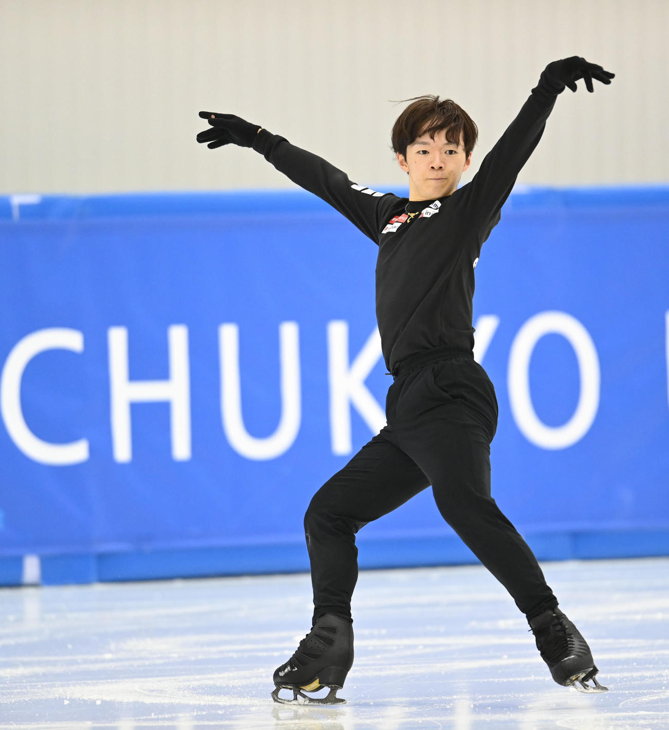 練習を公開し演技を披露する鍵山（撮影・森本幸一）