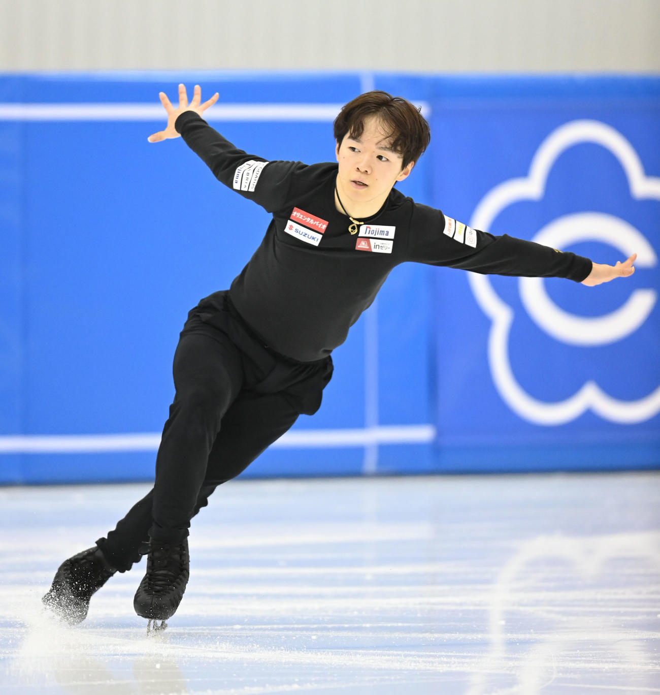 練習を公開し演技を披露する鍵山（撮影・森本幸一）