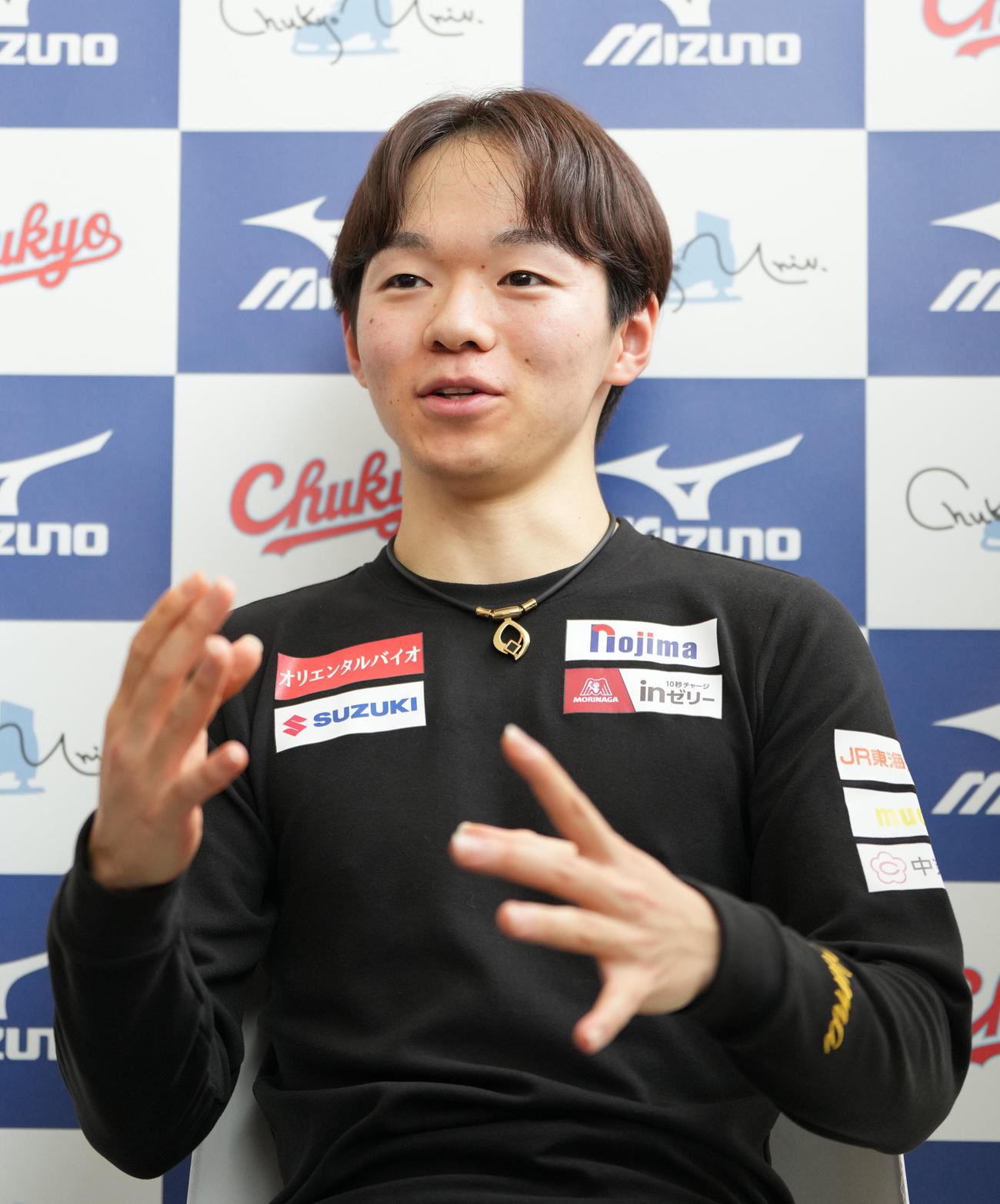 練習後、取材に応じる鍵山（撮影・森本幸一）