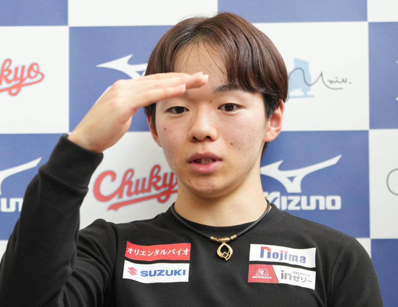 練習後、取材に応じる鍵山（撮影・森本幸一）