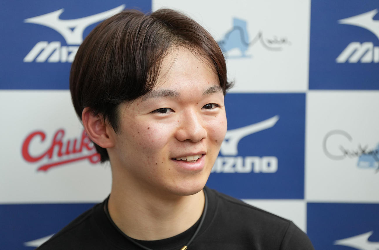 練習後、取材に応じる鍵山（撮影・森本幸一）