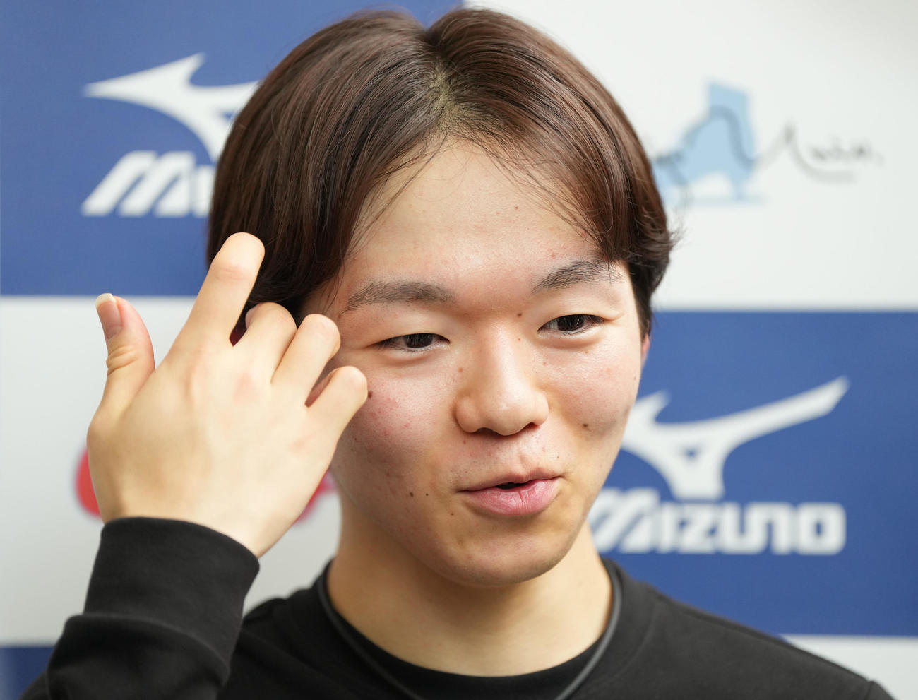 練習後、取材に応じる鍵山（撮影・森本幸一）