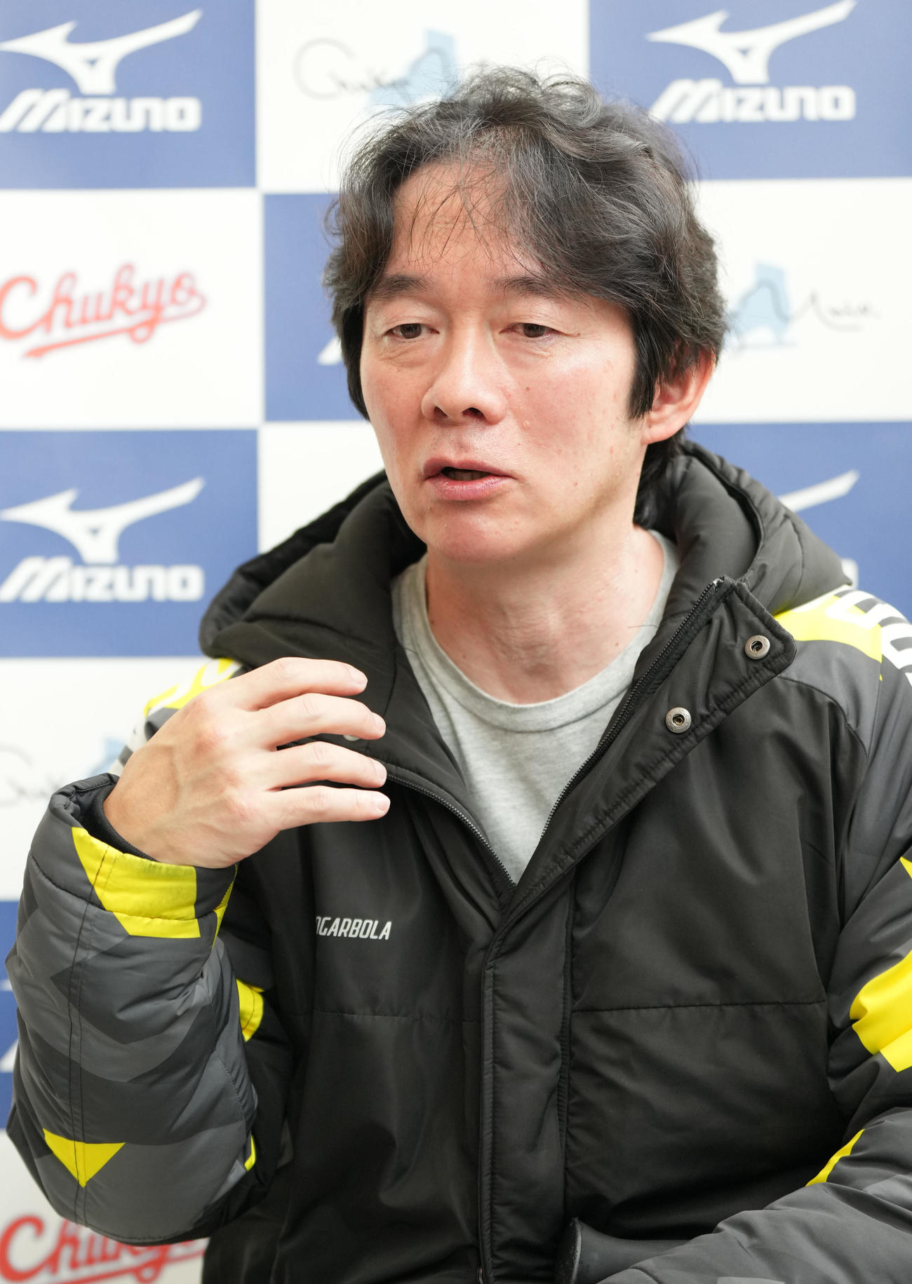 取材に応じる鍵山正和コーチ（撮影・森本幸一）