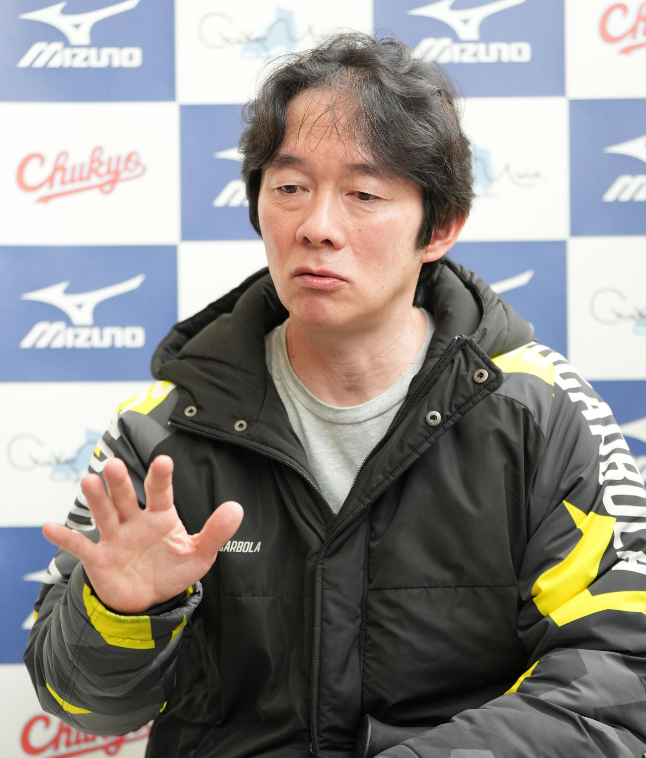 取材に応じる鍵山正和コーチ（撮影・森本幸一）