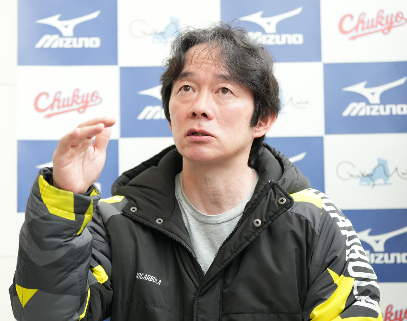取材に応じる鍵山正和コーチ（撮影・森本幸一）