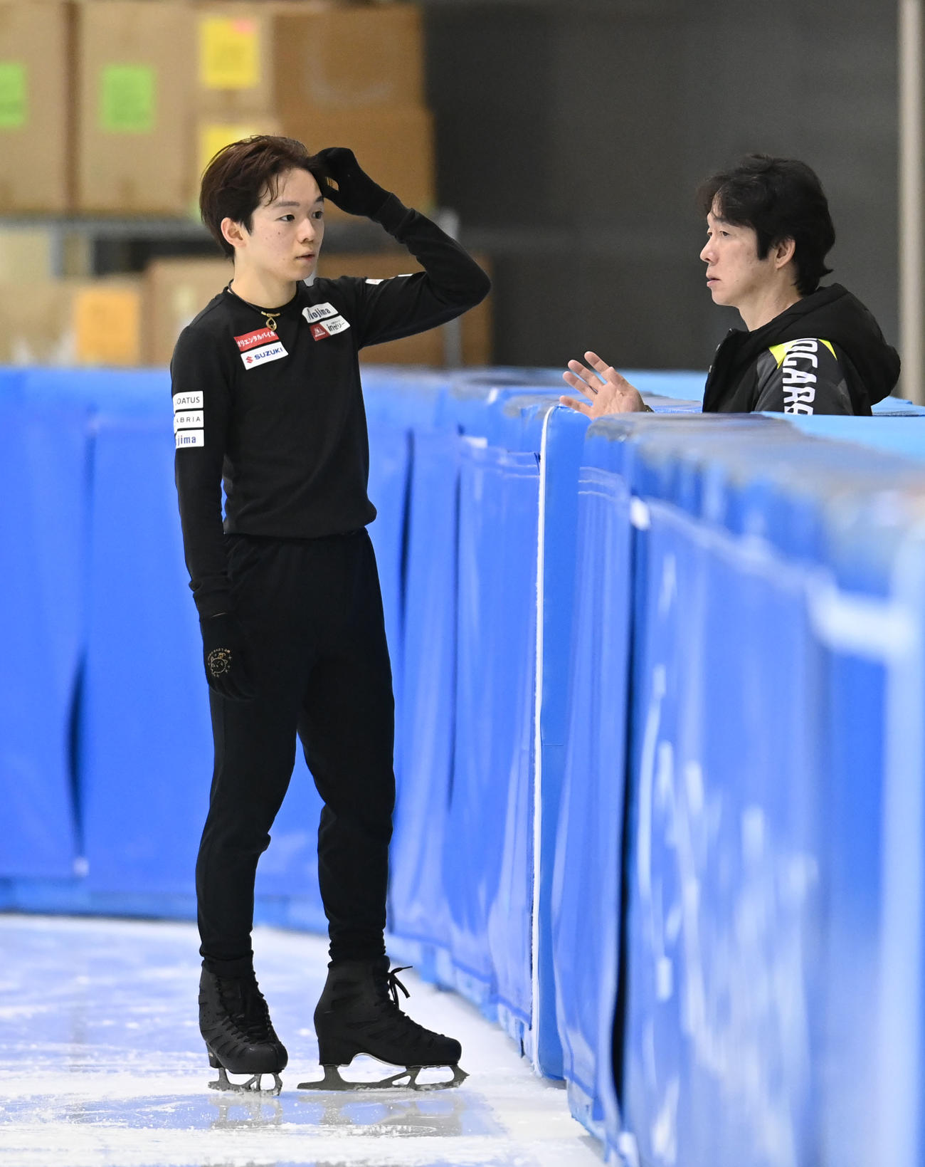 父正和コーチ（右）と言葉を交わす鍵山（撮影・森本幸一）